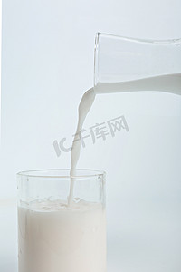 夏日牛奶饮料高清摄影图