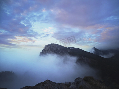 山顶云雾摄影照片_大山顶峰摄影图