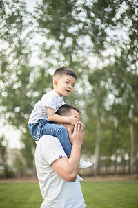 小孩肩膀摄影照片_坐爸爸肩膀上的孩子