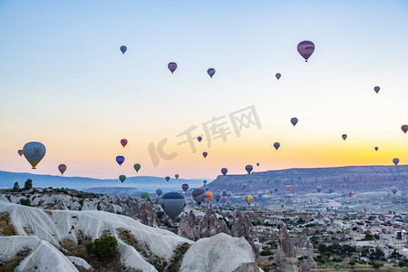 背景红黄色旅游摄影照片_土耳其旅游卡帕多奇亚热气球摄影图