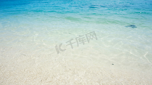 美人鱼岛沙滩湛蓝海水摄影图