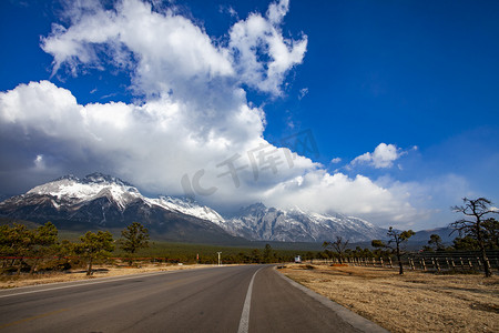 高山雪峰蓝天白云公路自然风景摄影图