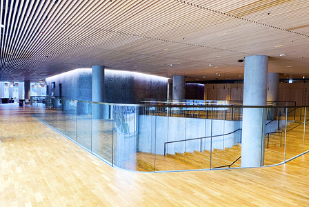 龙湖地产摄影照片_办公楼内部木地板透明玻璃摄影图