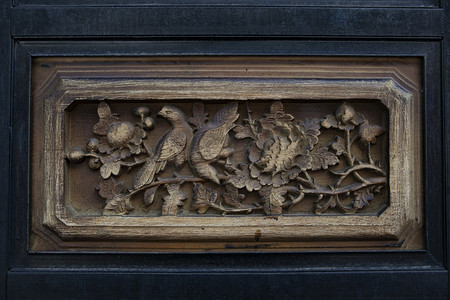 古典木门花纹雕刻摄影图