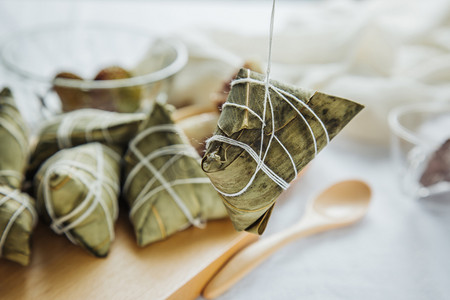 美食节日摄影照片_端午节日粽子摄影图