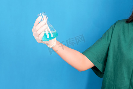 疫情女摄影照片_女医生单手拿药瓶烧瓶动作