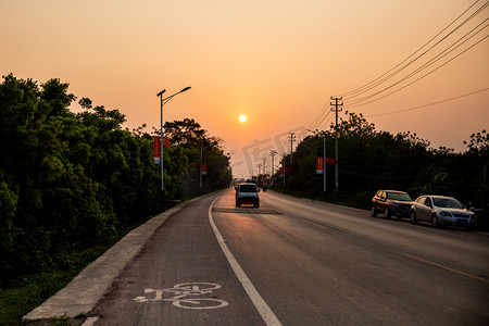 夕阳洒满回家的路摄影图