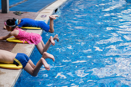 泳池摄影照片_小孩子练习游泳