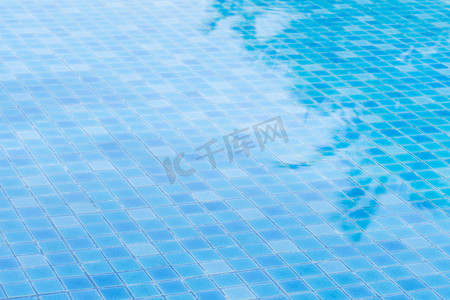 蓝色清凉摄影照片_泳池的水面