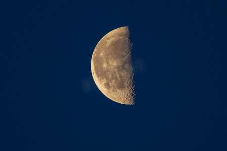 天空月亮半月摄影图