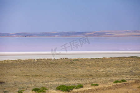 柯柯盐湖摄影照片_粉紫色盐湖摄影图