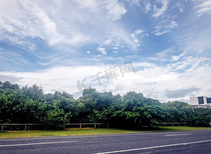 澳洲的蓝天和公路风景摄影图
