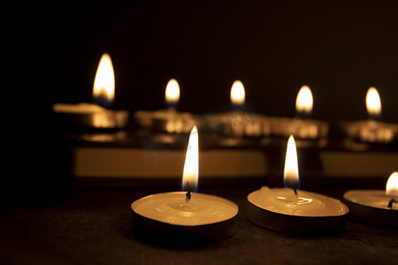 祈祷图片蜡烛逝者祭奠图片