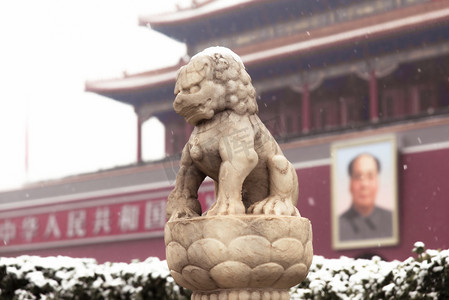 返场狂欢双12摄影照片_下雪的北京天安门广场前石狮摄影图