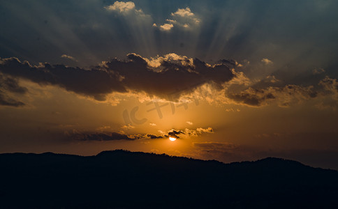 太阳光射效果摄影照片_太阳落山夕阳摄影图