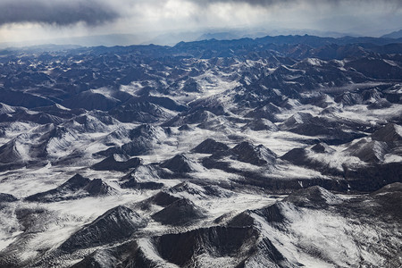 俯瞰大地山峰摄影图