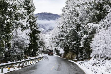 西藏风景雪山云雾摄影图