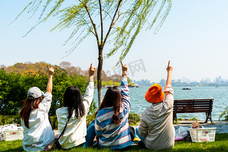 春分海报动图摄影照片_周末郊游聚会摄影图