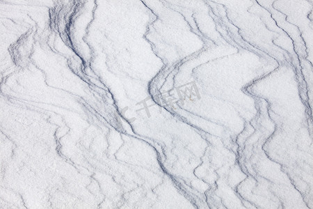 风景摄影照片_风吹雪层纹理