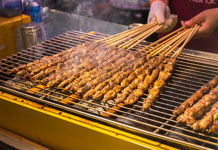 烧烤摊位摄影照片_夜市羊肉串摄影图