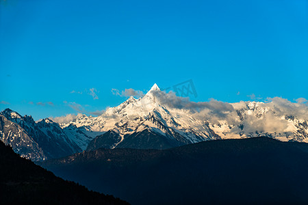 冬季手抄报边框摄影照片_白马雪山日照金山摄影图