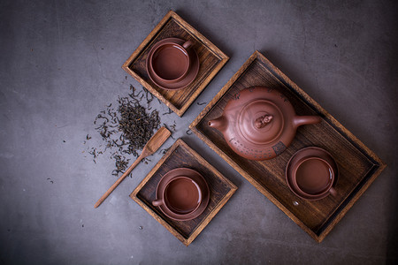 手绘茶具倒茶插画摄影照片_茶叶与茶具摄影图