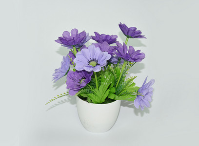 紫色花朵摄影照片_家居装饰假花摄影图