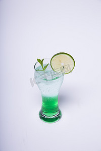 夏日清凉绿色气泡饮料摄影图