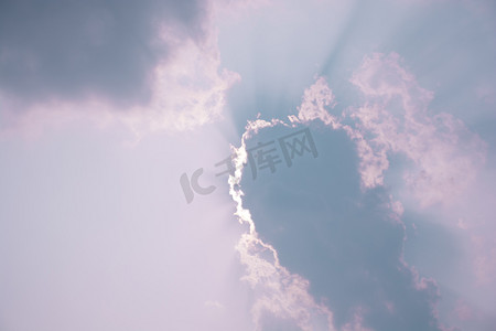 太阳白云摄影照片_太阳照射穿射下天空白云自然风景摄影图