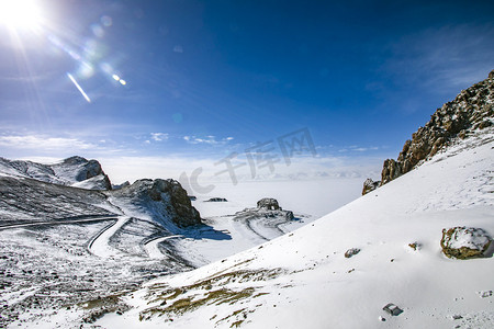 天空摄影照片_蓝天下大地和雪摄影图