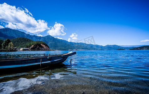 背景图天空摄影照片_云南泸沽湖湖边景色摄影图