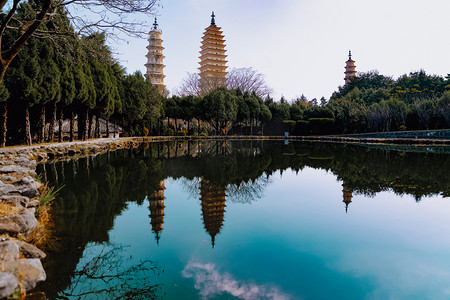 云南三塔剪影摄影图