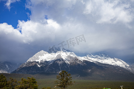 雪峰摄影照片_高山雪峰蓝天白云山脉天空自然风景摄影图