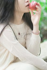 夏季清新背景摄影照片_女孩拿桃子的手