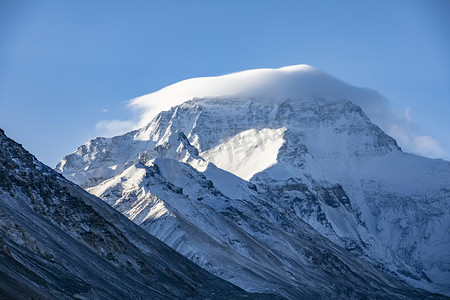 雪山山峰摄影照片_珠穆朗玛峰景区景观摄影图