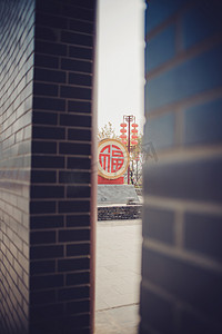 红色大鼓摄影照片_驿站沿路的红色大鼓摄影图