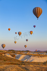 热气球飘带摄影照片_升空热气球风景摄影图