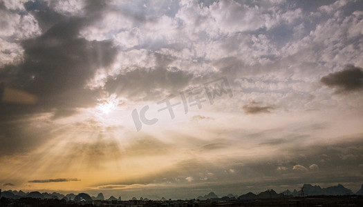 天空摄影照片_黄昏阳光光线天空自然风景摄影图