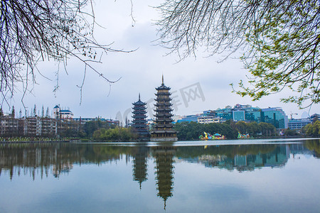 广西河池摄影照片_桂林旅游景点之日月塔摄影图