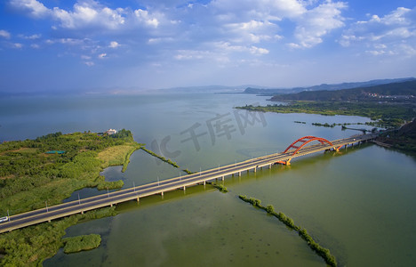 湖边摄影照片_滇池上大气跨海大桥航拍摄影图