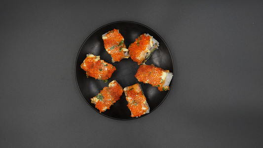 鱼子酱三文鱼寿司摄影图