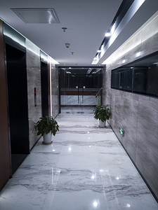 电梯演练摄影照片_无人的电梯走廊过道摄影图