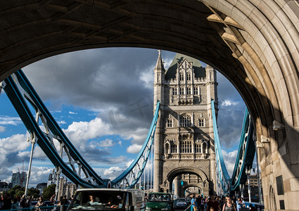 建筑欧式摄影照片_行走在伦敦塔桥上摄影图