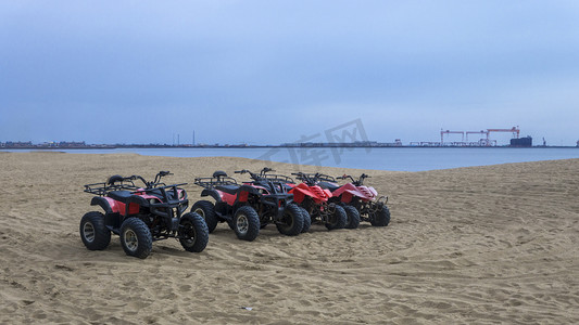 沙滩摩托车摄影图