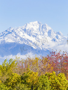 远观玉龙雪山摄影图