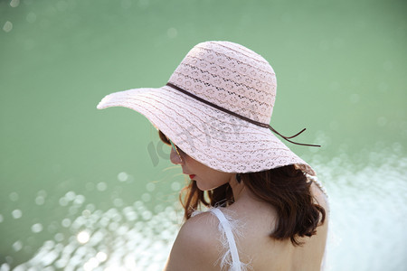 夏天模特摄影照片_太阳帽遮阳帽模特摄影图夏天清凉美女