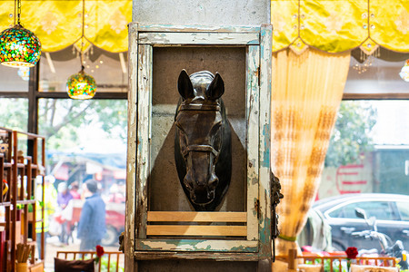 挂壁铜制马头装饰摄影图