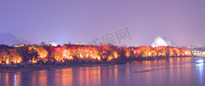 城市河边夜晚的景色摄影图