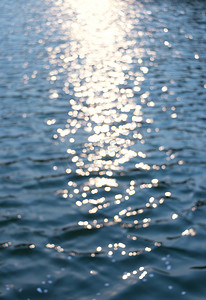 阳光下平静水面虚化摄影图