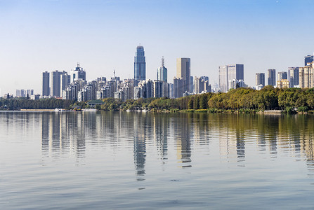 湖泊城市摄影照片_武汉东湖城市楼房摄影图